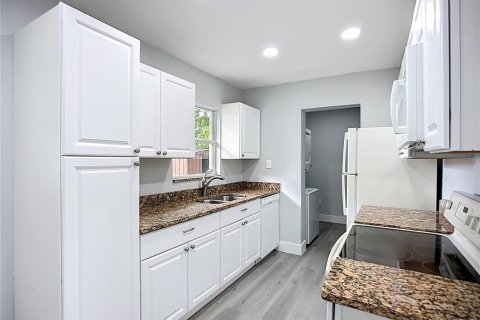 Commercial property in Sarasota, Florida 3 bedrooms, 130.99 sq.m. № 1851480 - photo 8