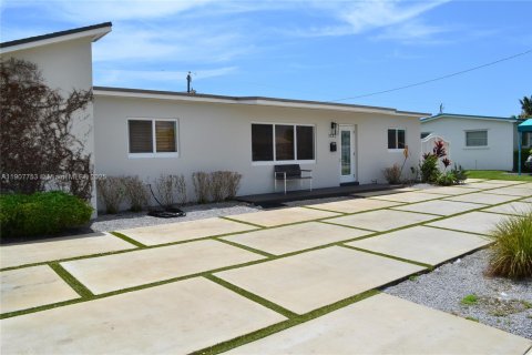 Снять в аренду виллу или дом в Майами, Флорида 3 спальни, 193.98м2, № 1964057 - фото 1