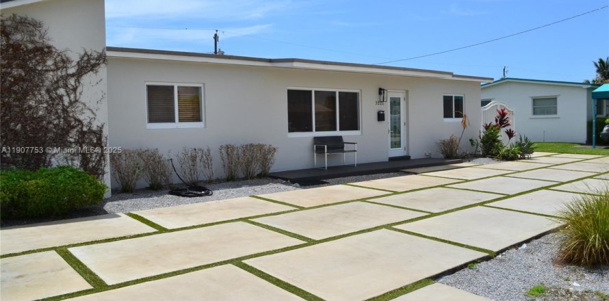 Дом в Майами, Флорида 3 спальни, 193.98м2 № 1964057