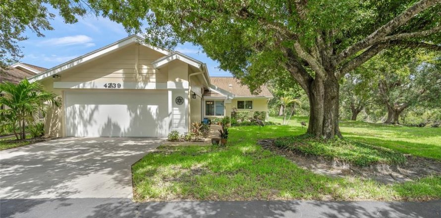 House in Sarasota, Florida 2 bedrooms, 128.39 sq.m. № 1866491