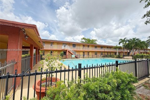 Condo in Oakland Park, Florida, 2 bedrooms  № 1857063 - photo 8