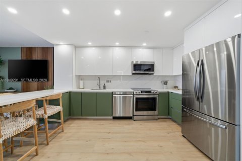 Condo in Miami Beach, Florida  № 2005203 - photo 7