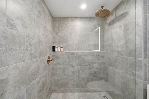 Condo in Miami Beach, Florida  № 2005203 - photo 12