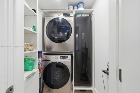 Condo in Miami Beach, Florida  № 2005203 - photo 13