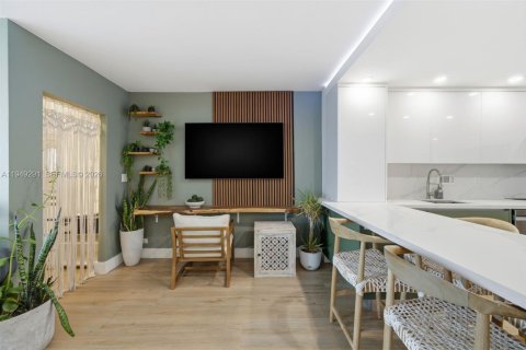 Condo in Miami Beach, Florida  № 2005203 - photo 4