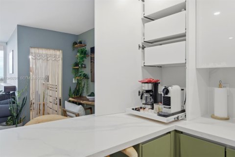 Condo in Miami Beach, Florida  № 2005203 - photo 10