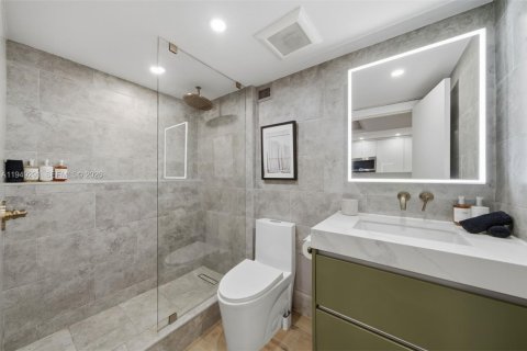 Condo in Miami Beach, Florida  № 2005203 - photo 11