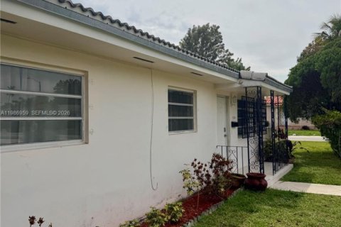 Villa ou maison à louer à Miami, Floride: 3 chambres, 152.17 m2 № 2048877 - photo 2