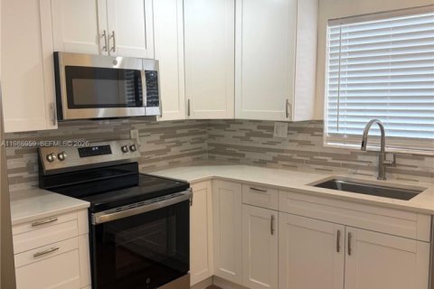 Villa ou maison à louer à Miami, Floride: 3 chambres, 152.17 m2 № 2048877 - photo 10