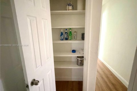 Villa ou maison à louer à Miami, Floride: 3 chambres, 152.17 m2 № 2048877 - photo 22