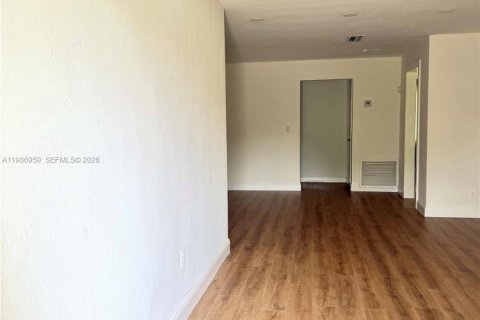 Villa ou maison à louer à Miami, Floride: 3 chambres, 152.17 m2 № 2048877 - photo 3