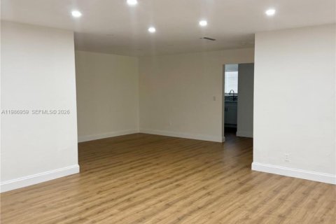 Villa ou maison à louer à Miami, Floride: 3 chambres, 152.17 m2 № 2048877 - photo 6