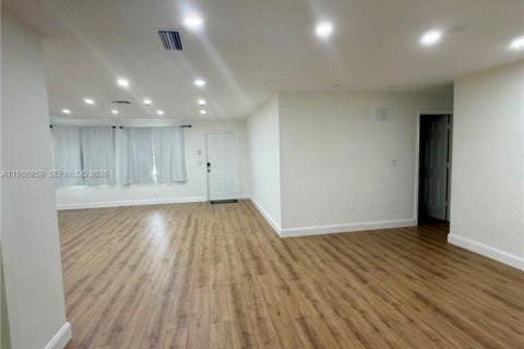 Villa ou maison à louer à Miami, Floride: 3 chambres, 152.17 m2 № 2048877 - photo 13