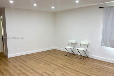 Villa ou maison à louer à Miami, Floride: 3 chambres, 152.17 m2 № 2048877 - photo 5