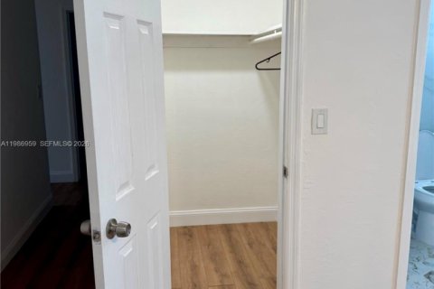 Villa ou maison à louer à Miami, Floride: 3 chambres, 152.17 m2 № 2048877 - photo 25