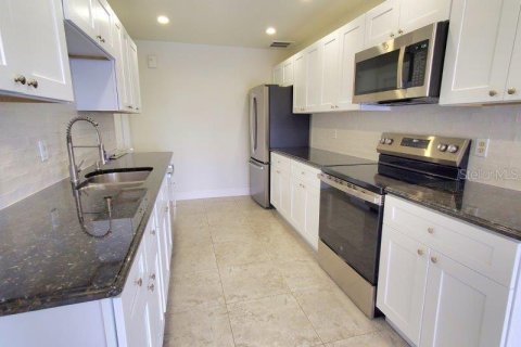 House in Punta Gorda, Florida 2 bedrooms, 141.49 sq.m. № 1894891 - photo 8