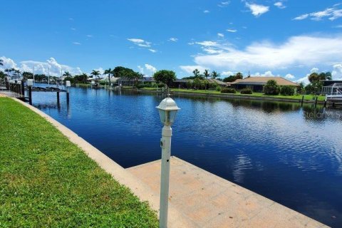 House in Punta Gorda, Florida 2 bedrooms, 141.49 sq.m. № 1894891 - photo 1