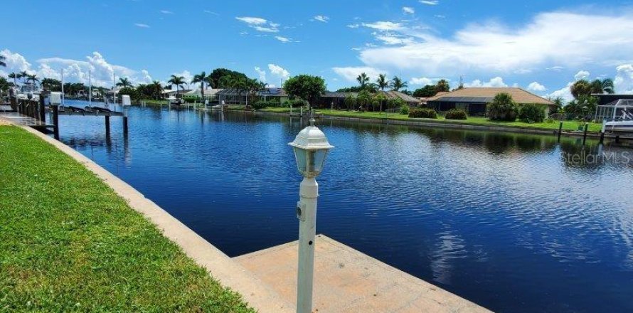 House in Punta Gorda, Florida 2 bedrooms, 141.49 sq.m. № 1894891