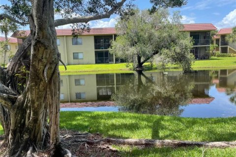 Condo in Weston, Florida, 2 bedrooms № 2191187 - photo 23