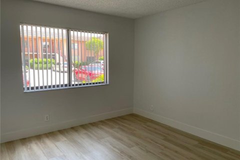 Condo in Weston, Florida, 2 bedrooms № 2191187 - photo 16