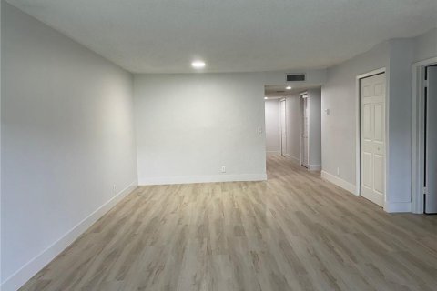Condo in Weston, Florida, 2 bedrooms № 2191187 - photo 10