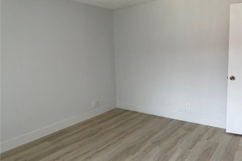 Condo in Weston, Florida, 2 bedrooms № 2191187 - photo 17