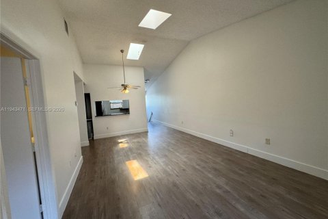 Condo in Miramar, Florida, 1 bedroom  № 2002227 - photo 17