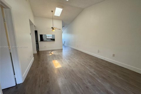 Condo in Miramar, Florida, 1 bedroom  № 2002227 - photo 18