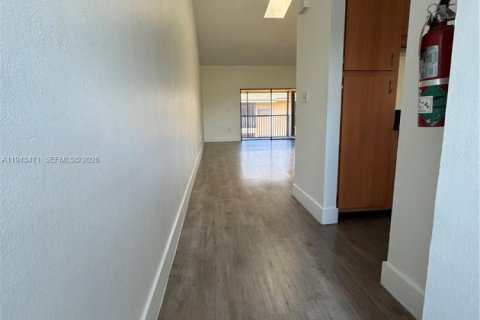 Condo in Miramar, Florida, 1 bedroom  № 2002227 - photo 4