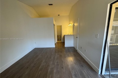 Condo in Miramar, Florida, 1 bedroom  № 2002227 - photo 8