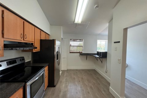 Condo in Miramar, Florida, 1 bedroom  № 2002227 - photo 13