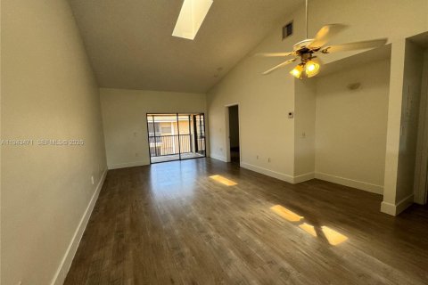 Condo in Miramar, Florida, 1 bedroom  № 2002227 - photo 21