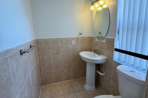 Condo in Miramar, Florida, 1 bedroom  № 2002227 - photo 16