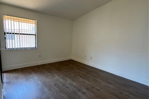 Condo in Miramar, Florida, 1 bedroom  № 2002227 - photo 12