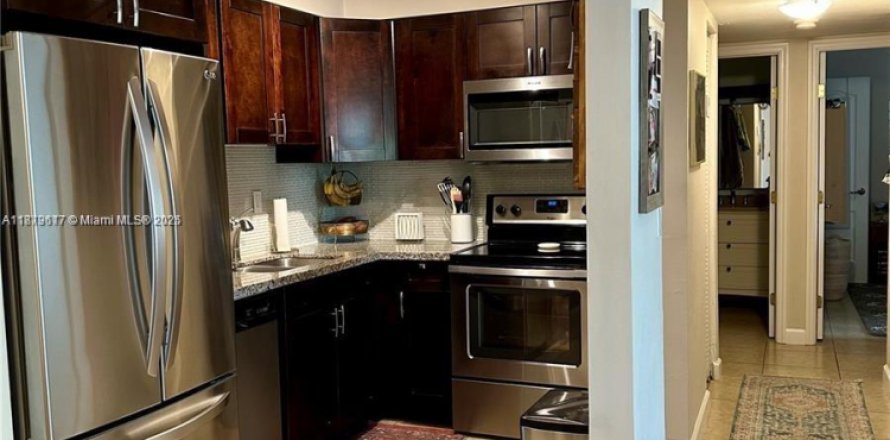 Кондоминиум с 2 спальнями в Майами, Флорида № 1981724