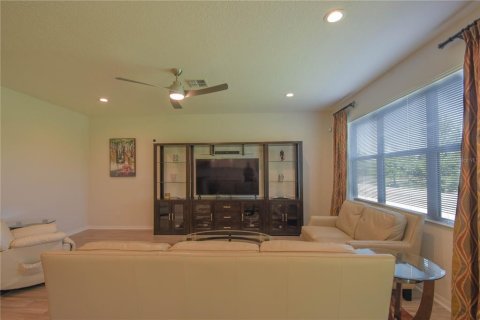 House in Apopka, Florida 4 bedrooms, 223.8 sq.m. № 1744318 - photo 13