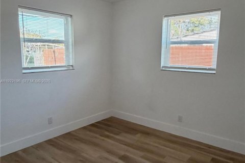 Снять в аренду виллу или дом в Маргит, Флорида 3 спальни, 85.47м2, № 1987119 - фото 3