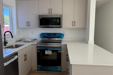 Снять в аренду виллу или дом в Маргит, Флорида 3 спальни, 85.47м2, № 1987119 - фото 8