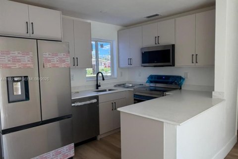 Снять в аренду виллу или дом в Маргит, Флорида 3 спальни, 85.47м2, № 1987119 - фото 7