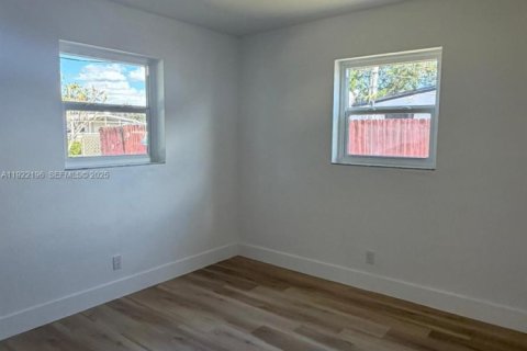 Снять в аренду виллу или дом в Маргит, Флорида 3 спальни, 85.47м2, № 1987119 - фото 9