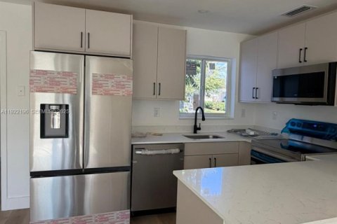 Снять в аренду виллу или дом в Маргит, Флорида 3 спальни, 85.47м2, № 1987119 - фото 11