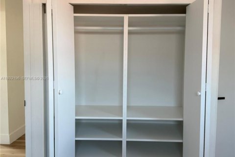 Снять в аренду виллу или дом в Маргит, Флорида 3 спальни, 85.47м2, № 1987119 - фото 6