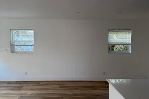 Снять в аренду виллу или дом в Маргит, Флорида 3 спальни, 85.47м2, № 1987119 - фото 1