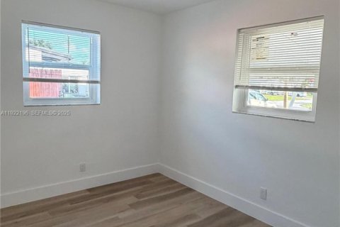 Снять в аренду виллу или дом в Маргит, Флорида 3 спальни, 85.47м2, № 1987119 - фото 5