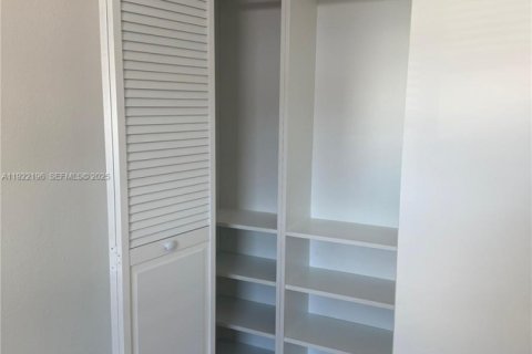 Снять в аренду виллу или дом в Маргит, Флорида 3 спальни, 85.47м2, № 1987119 - фото 4