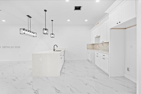 Propiedad comercial en venta en Cape Coral, Florida, 232.07 m2 № 2046034 - foto 18