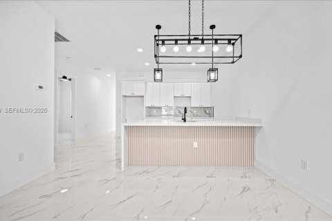 Propiedad comercial en venta en Cape Coral, Florida, 232.07 m2 № 2046034 - foto 9