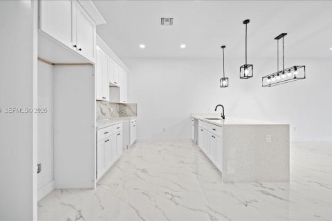 Propiedad comercial en venta en Cape Coral, Florida, 232.07 m2 № 2046034 - foto 12