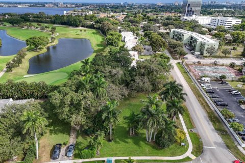 Commercial property in West Palm Beach, Florida № 2182984 - photo 6