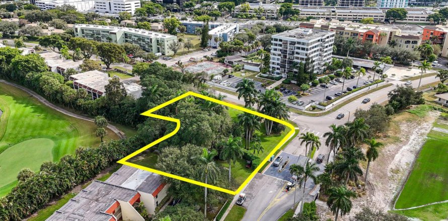 Commercial property in West Palm Beach, Florida № 2182984